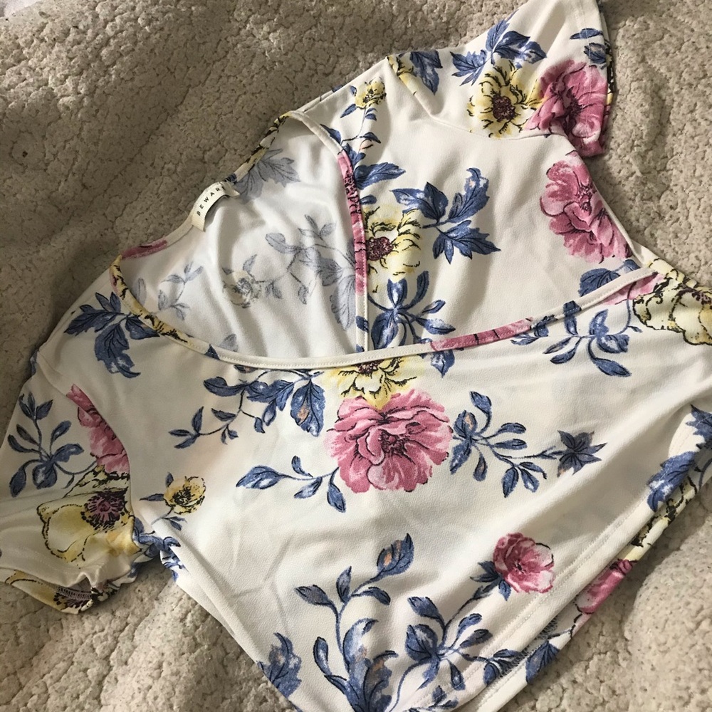 Short sleeve floral top